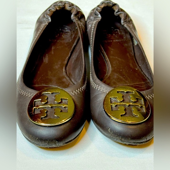 Tory burch brown flats with gold logo. - Picture 1 of 9